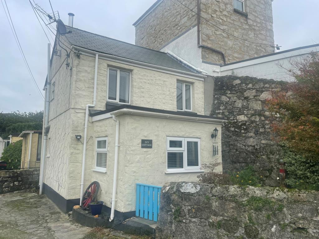 Lot: 139 - CHARACTER COTTAGE WITH GARDEN AND OFF-ROAD PARKING - External photo of cottage
